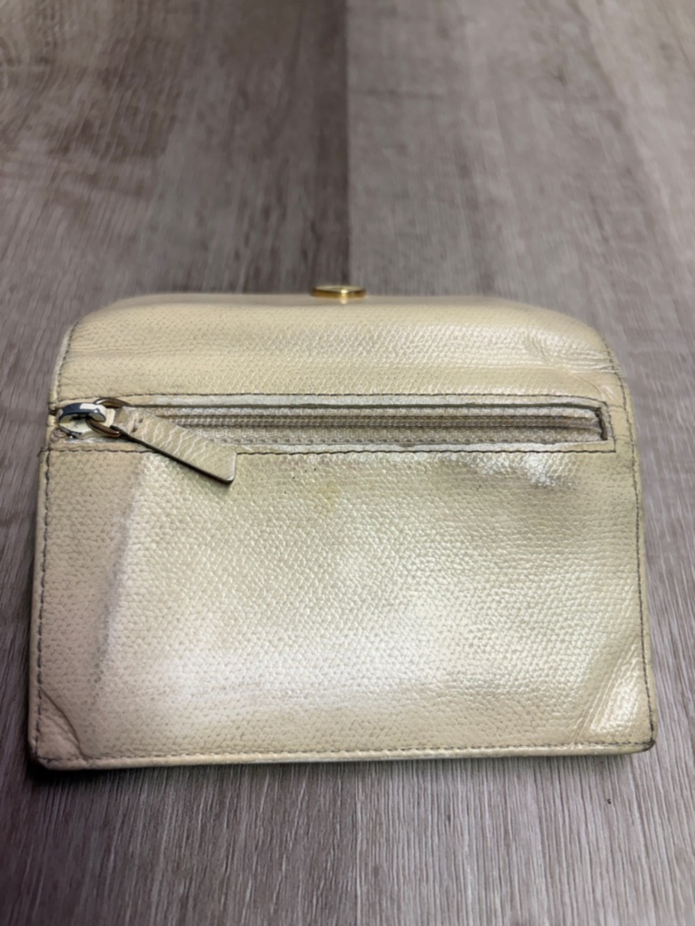 CHANEL Cream Leather Keyring Wallet with Gold CC Emblem - Picture 4 of 7